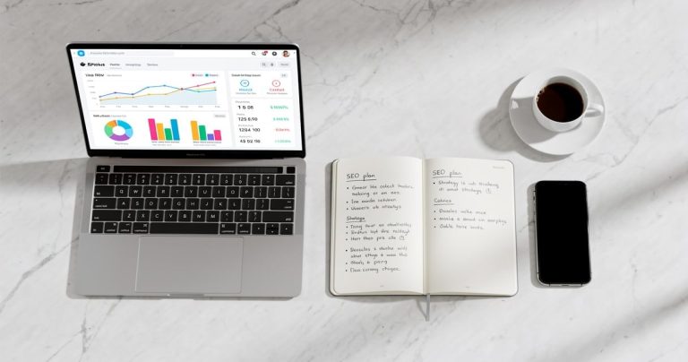 Dashboard SEO et stratégie de netlinking sur ordinateur portable