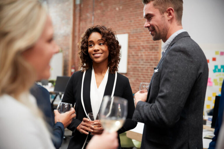 Networking professionnel : au-delà du simple échange de cartes de visite