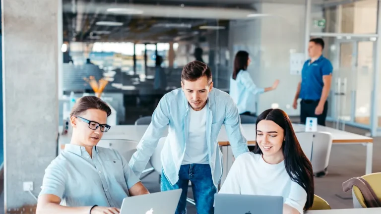 Comment les PME adoptent l’IA générative sans exposer les données clients